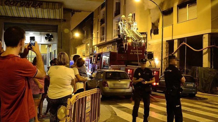 Fuego de madrugada en un edificio ocupado en la calle Pasqual Ribot