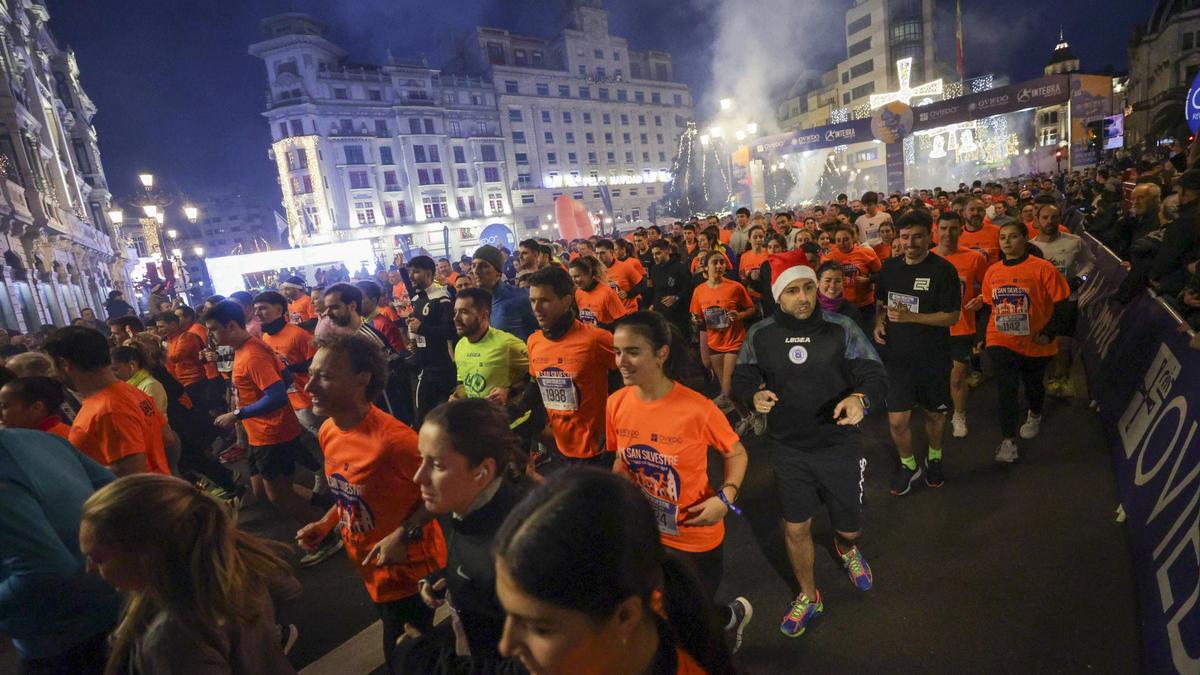 Corredores tomando la salida en la "San Silvestre" de Oviedo de la última edición.