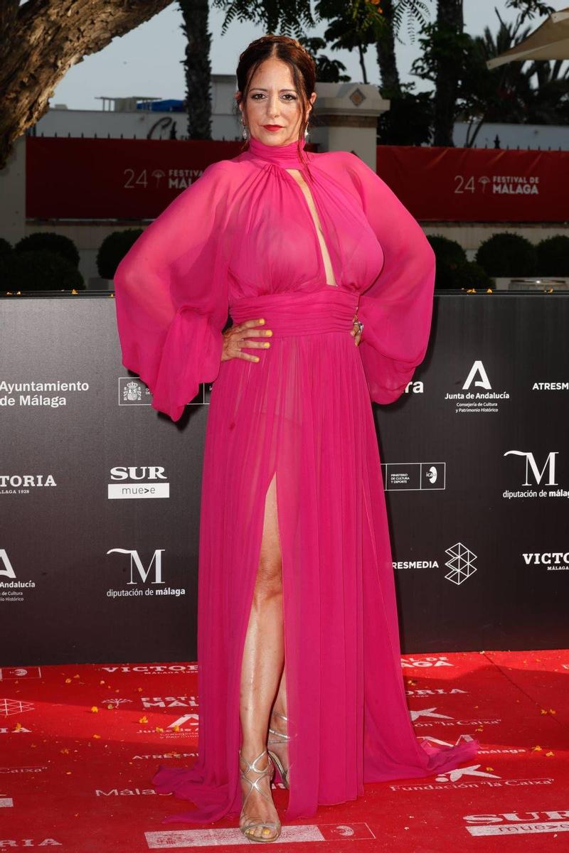 Yolanda Ramos con vestido fucsia en la alfombra roja de la gala de clausura del Festival de cine de Málaga