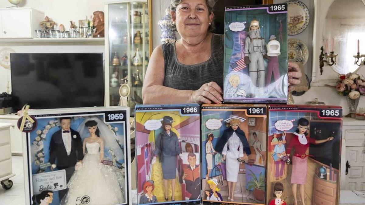 Una col·lecionista de Torrent amb més de 500 Barbies.