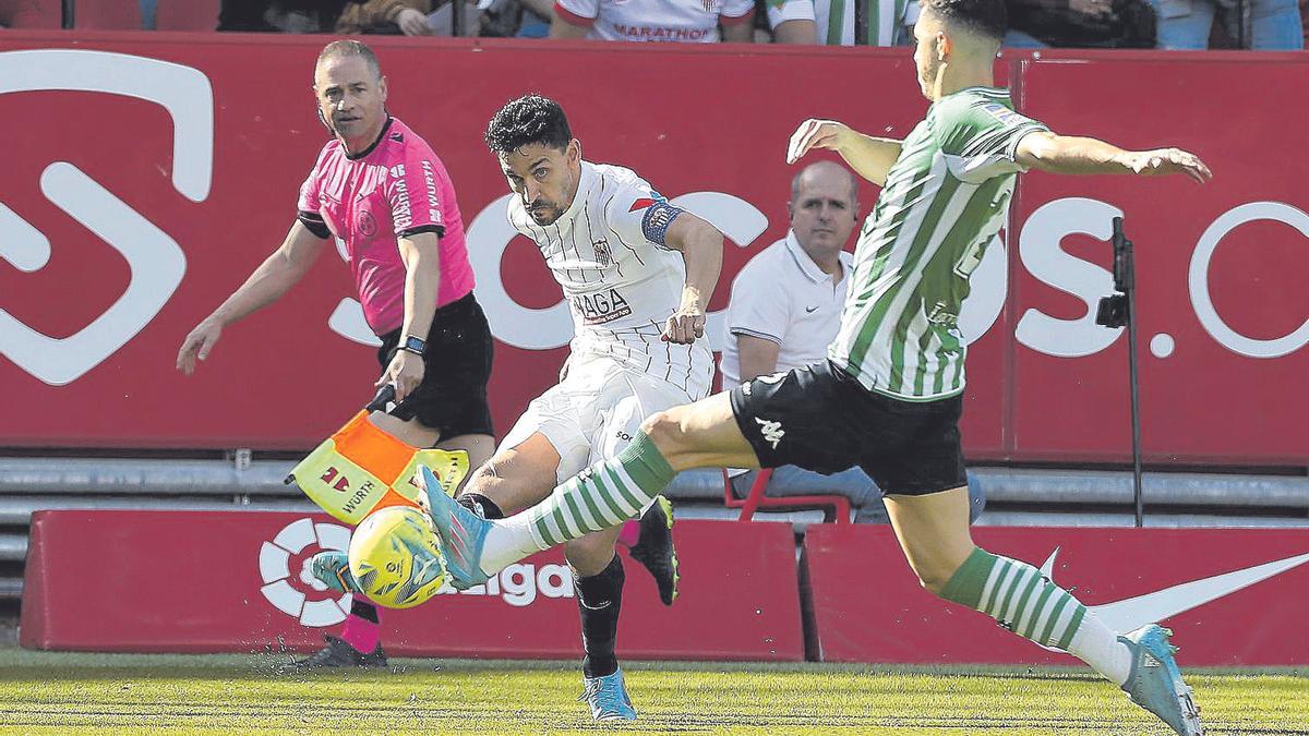 Archivo. Jesús Navas centra el balón mientras lo defiende Guido Rodríguez en un partido de la temporada pasada.