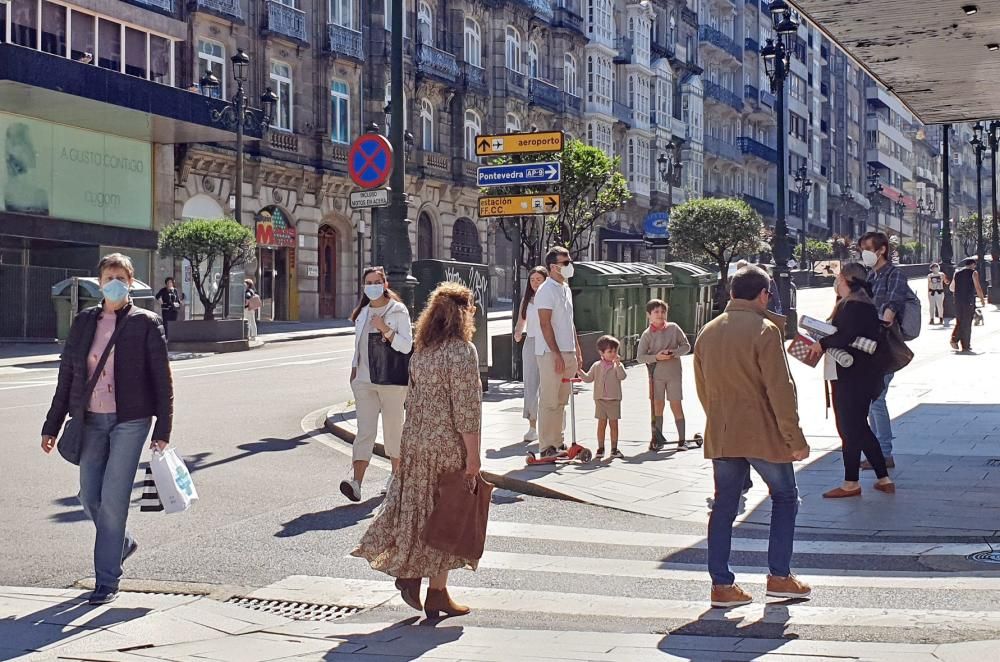 Ciudadanos pasean por las calles de Vigo.