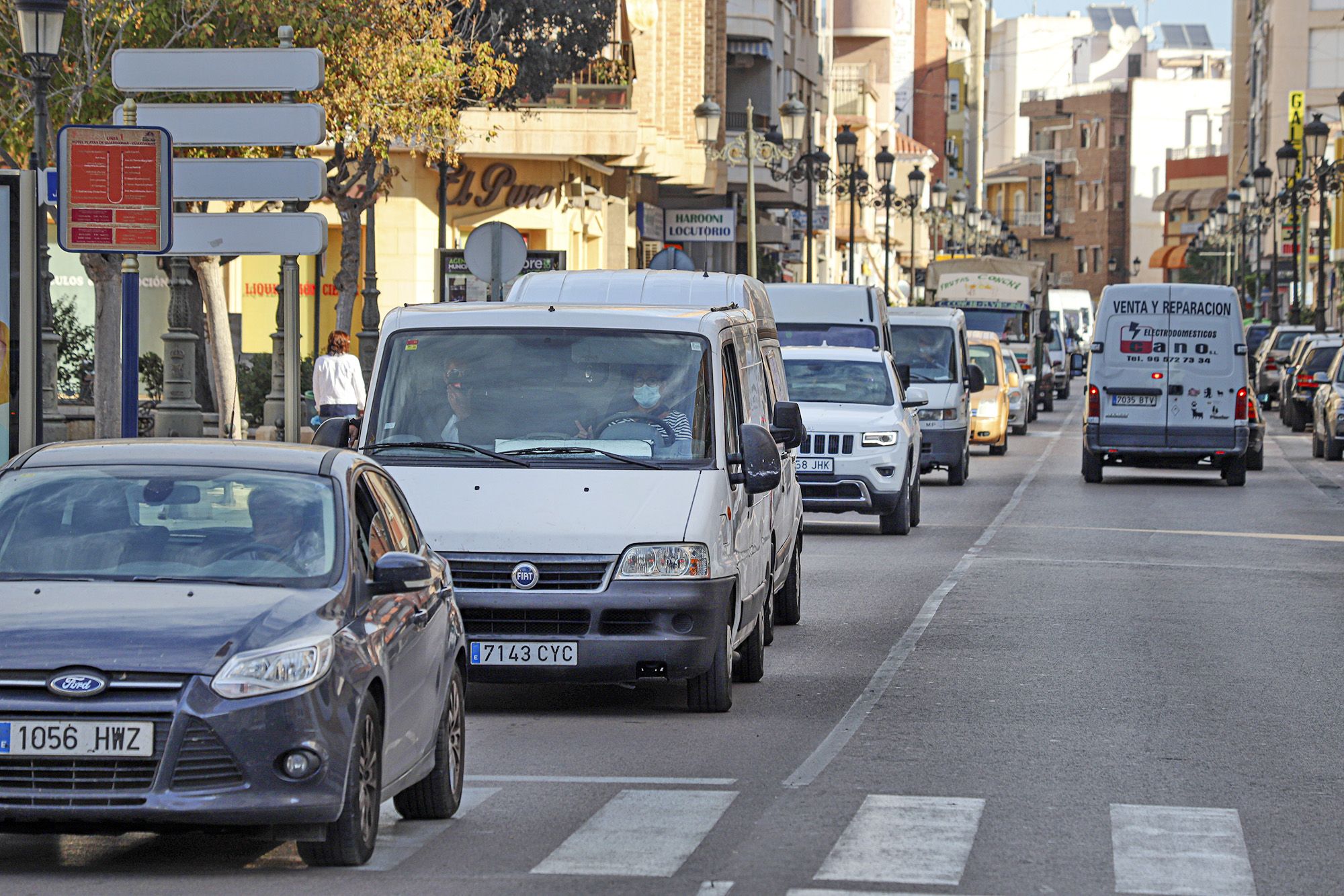 Protesta de los vendedores ambulantes de Guardamar por el cambio de ubicación del mercadillo