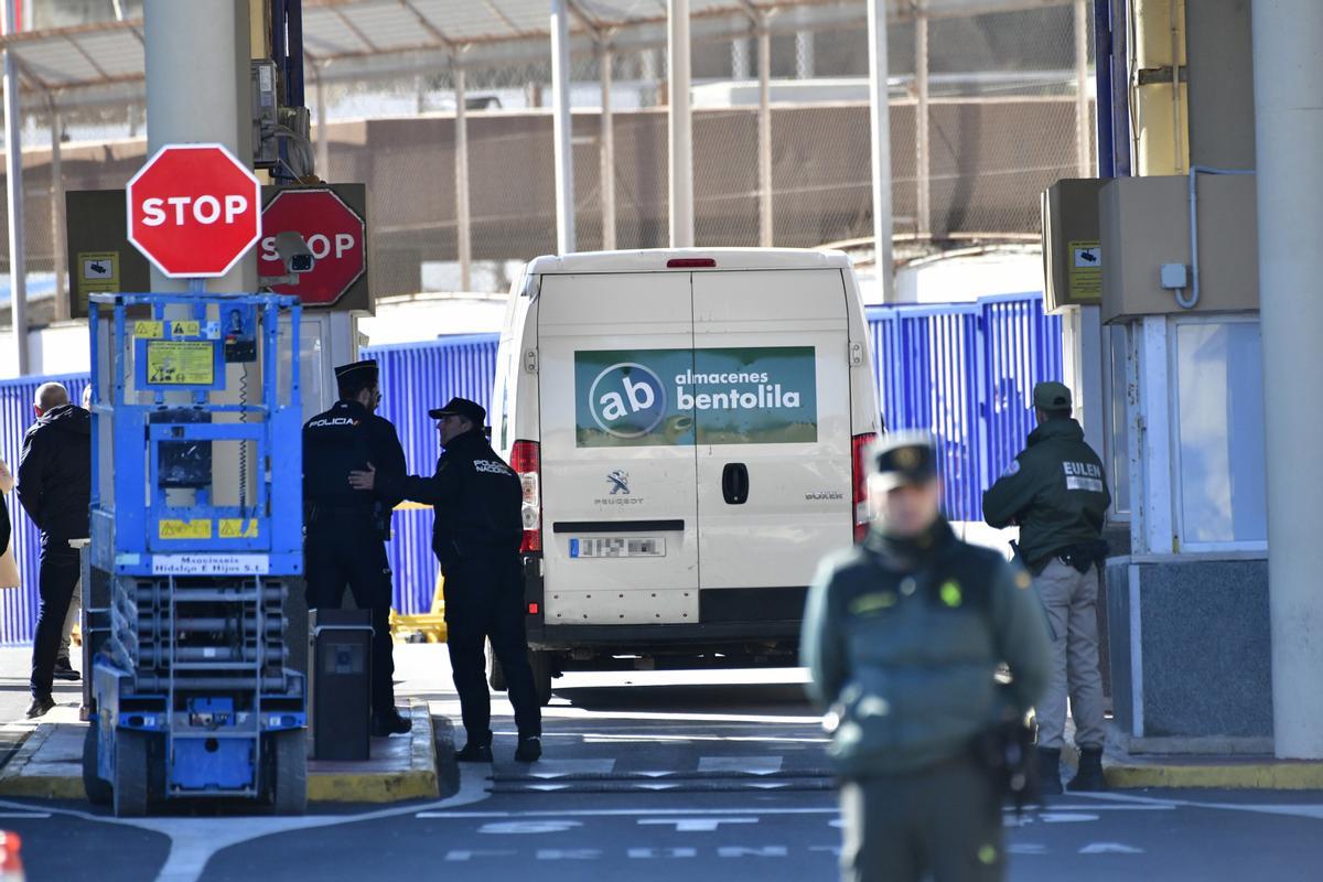 Varios agentes de Policía Nacional y Guardia Civil durante la entrada de la primera furgoneta que ha pasado a Marruecos tras pasar el control aduanero comercial en la frontera entre Ceuta y Marruecos, a 29 de enero de 2023, en Ceuta (España)