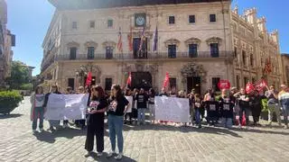 Las trabajadoras de las 'escoletes' externalizadas de Palma continúan con la huelga tras rechazar un aumento de 110 euros por parte de la empresa adjudicataria