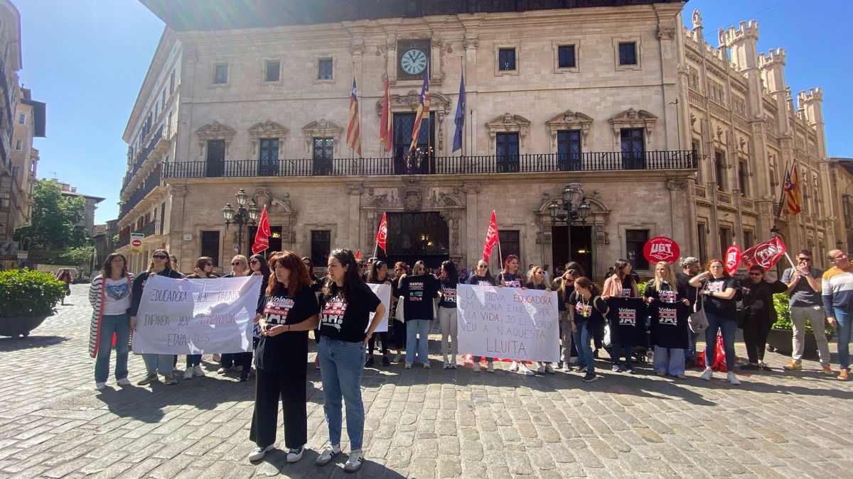 Pepa Ramis y Cristina Martí, este miércoles durante la protesta frente al Ayuntamiento de Palma.