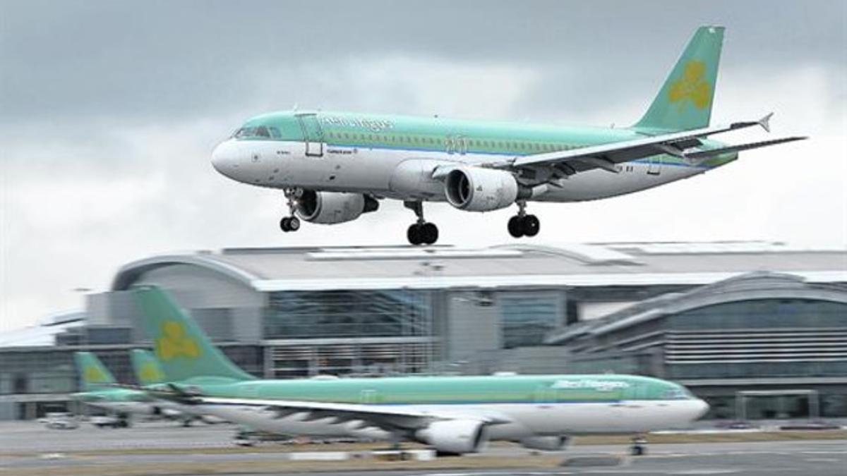 Un avión de Aer Lingus aterriza en el aeropuerto de Dublín, ayer.
