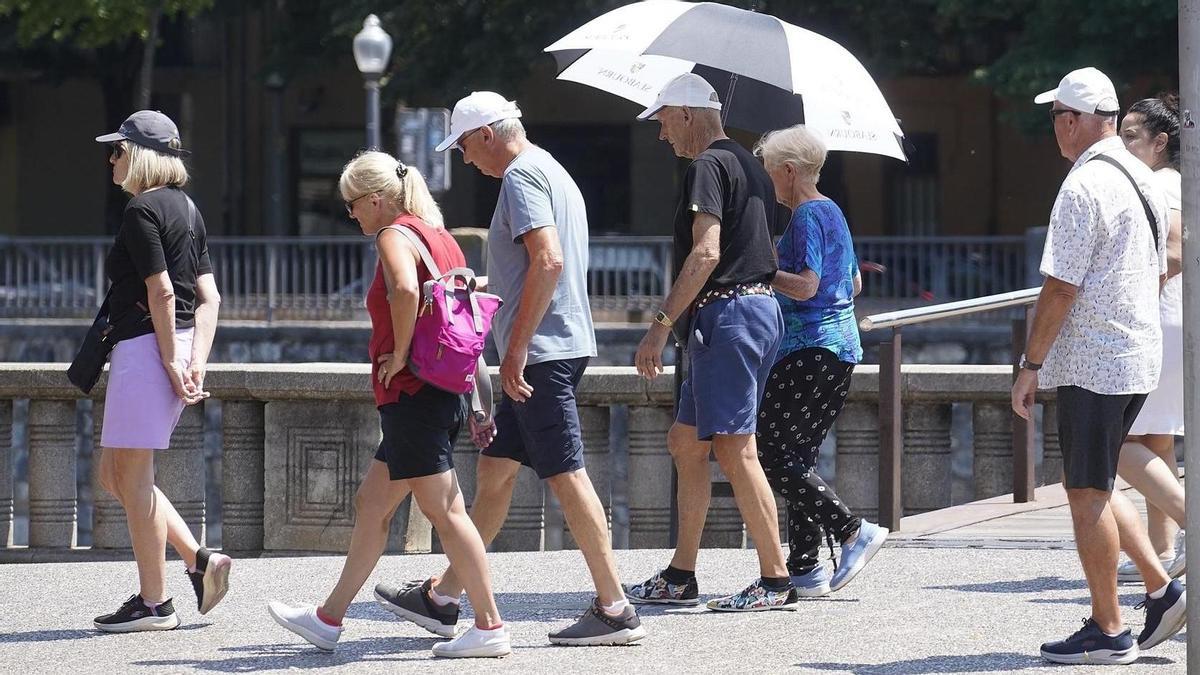 Turistes visitant Girona en plena onada de calor, en una imatge d'arxiu.