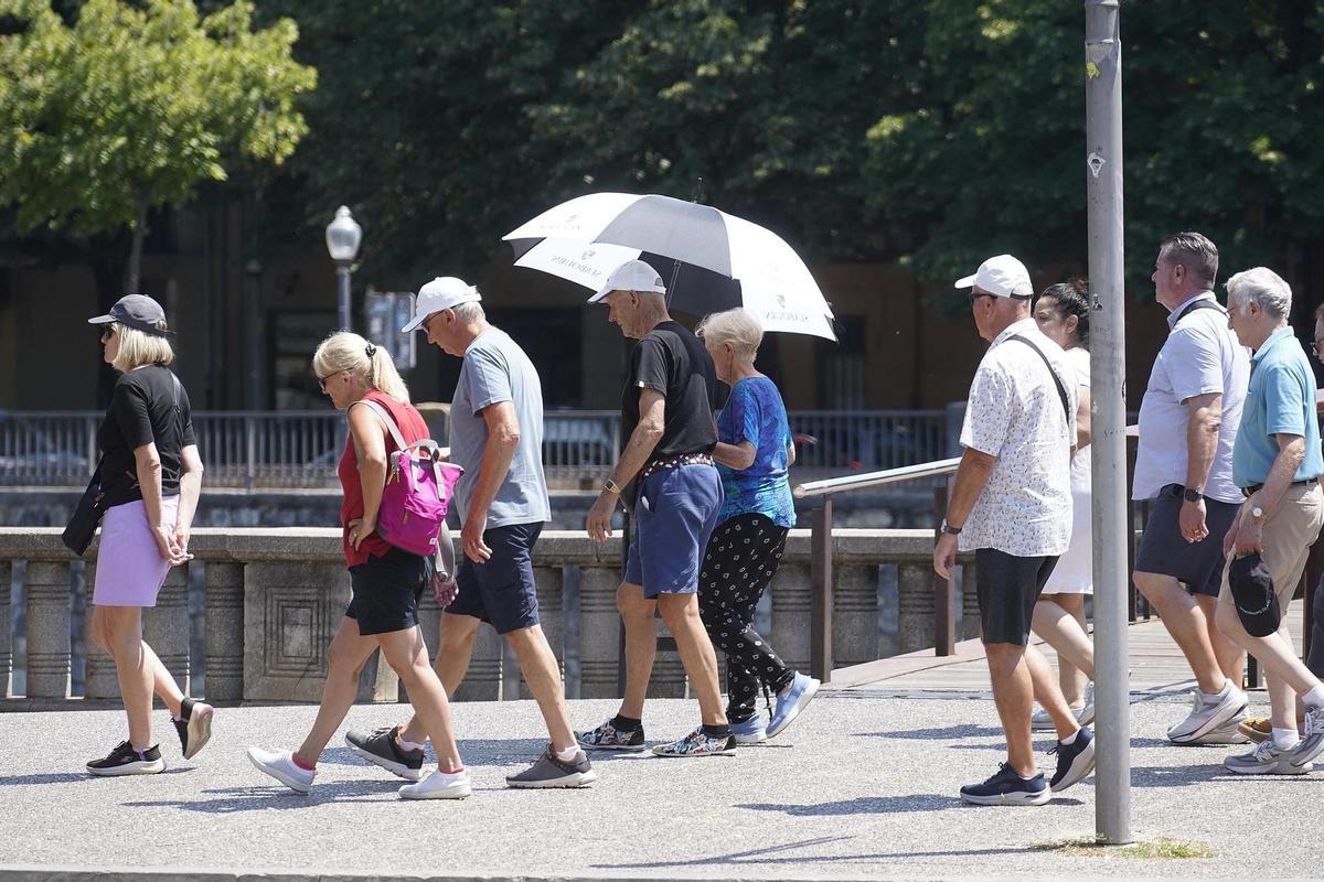 Turistes visitant Girona en plena onada de calor, en una imatge d'arxiu.