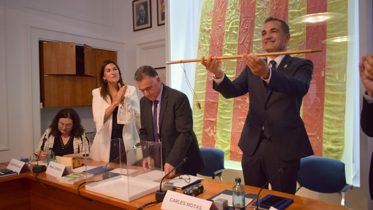 L'alcalde de Sant Feliu de Guíxols amb la vara a la mà després de ser proclamat.