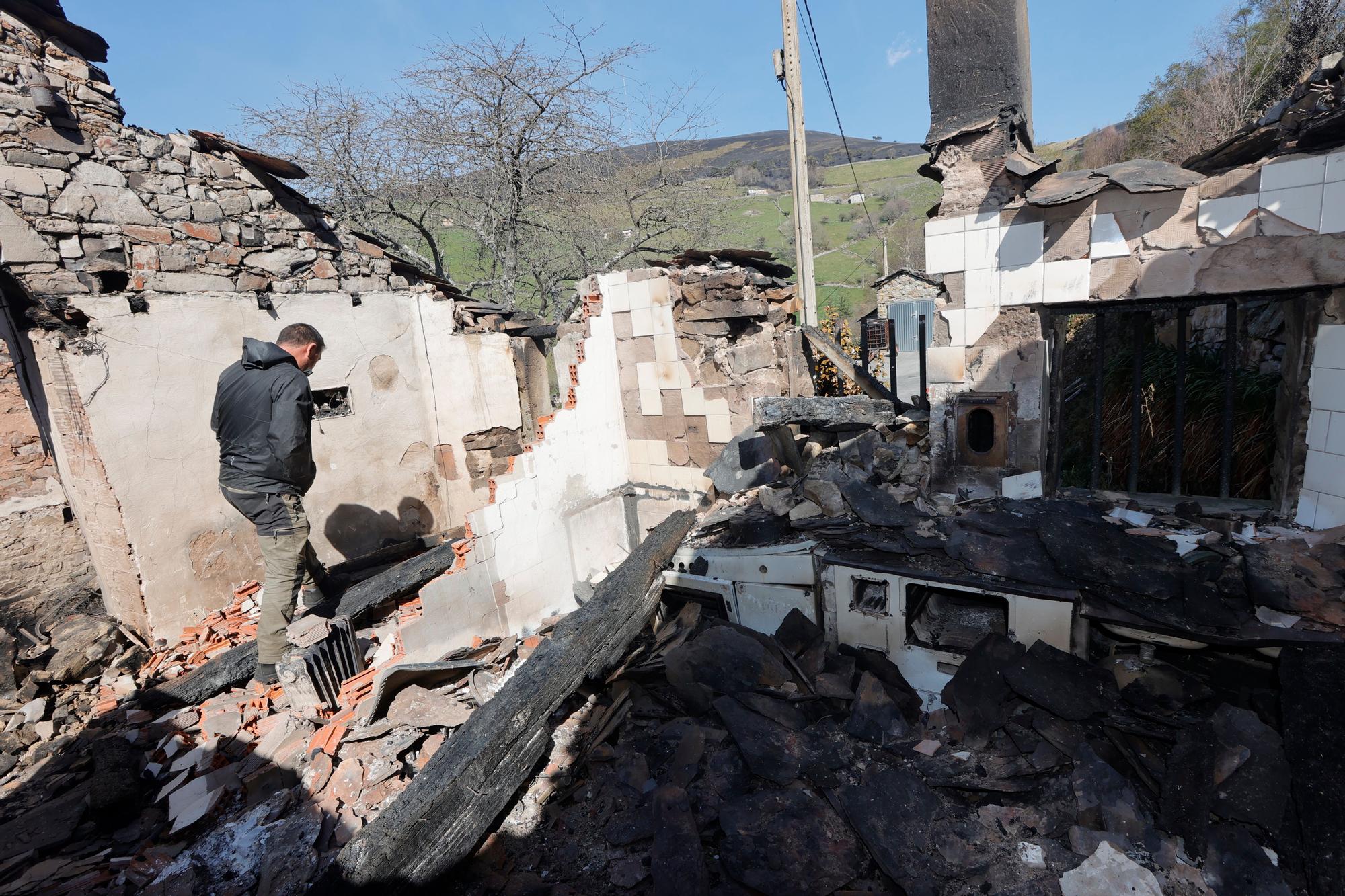 Dura lucha contra los incendios de Tineo y Valdés