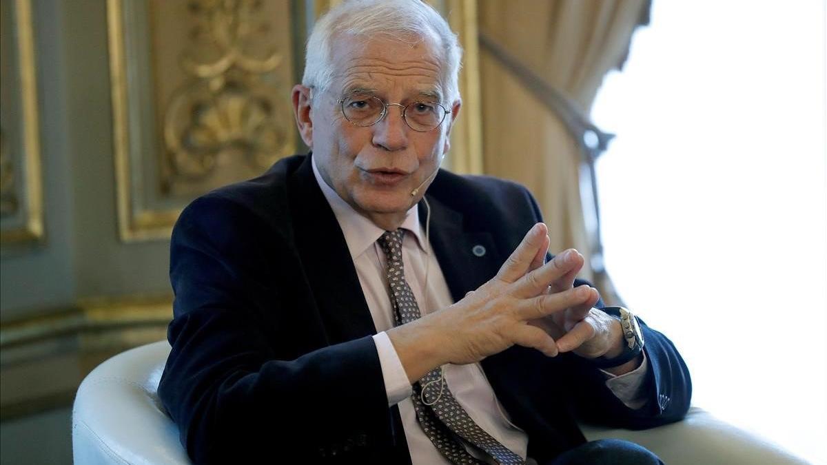 Josep Borrell  interviene en la conferencia del cofundador del centro de estudios y analisis Iniciativa Europea de Estabilidad  Gerald Knaus