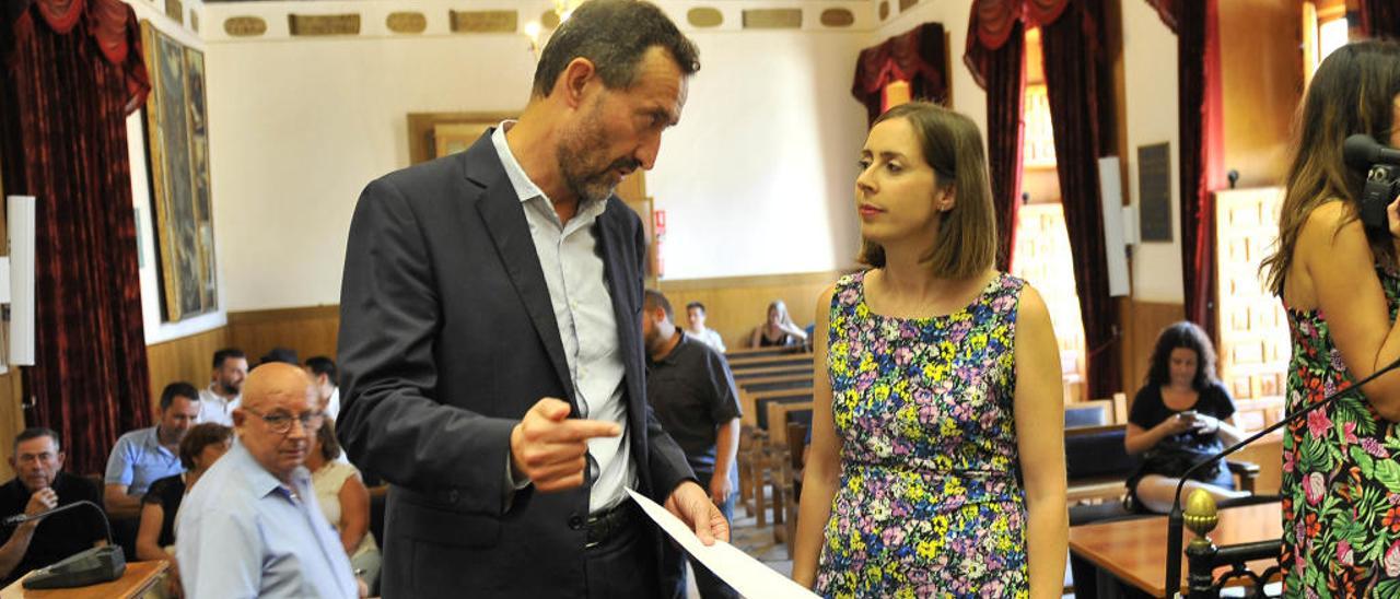 Carlos González hablando con Esther Díez, de Compromís, antes de un pleno.