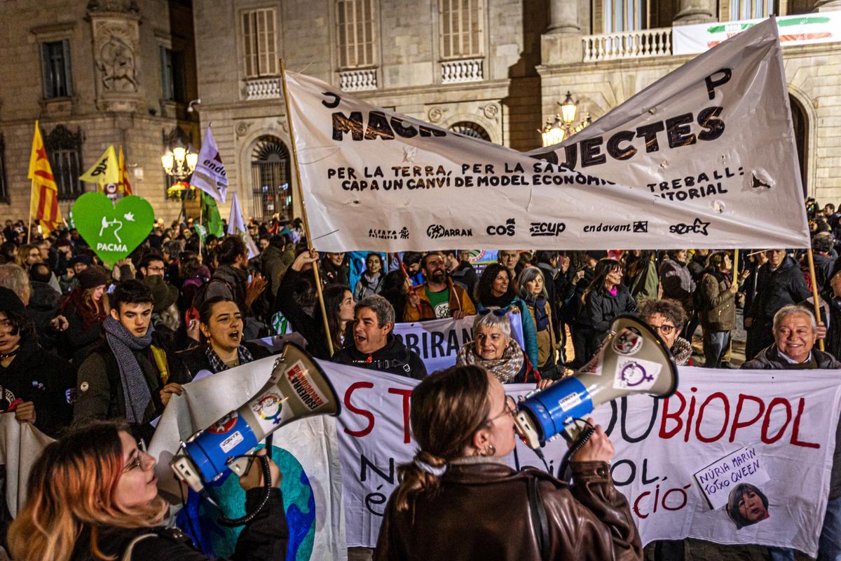 La manifestación contra el Hard Rock, la ampliación del aeropuerto y el Cuarto Cinturón corta el centro de Barcelona