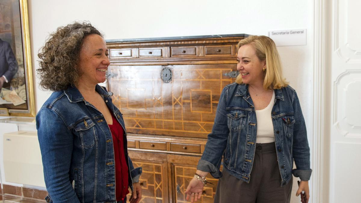 Enguix, a la derecha, con la representante de ACNUR.