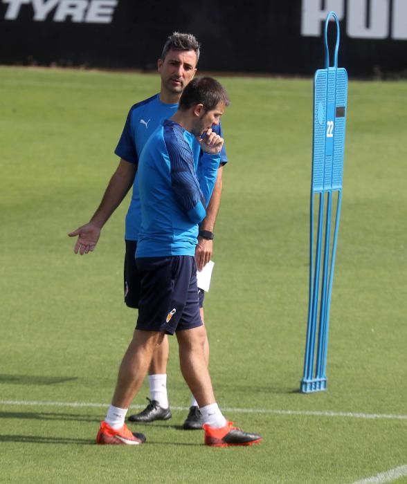 Anil Murthy, atento al entrenamiento del Valencia