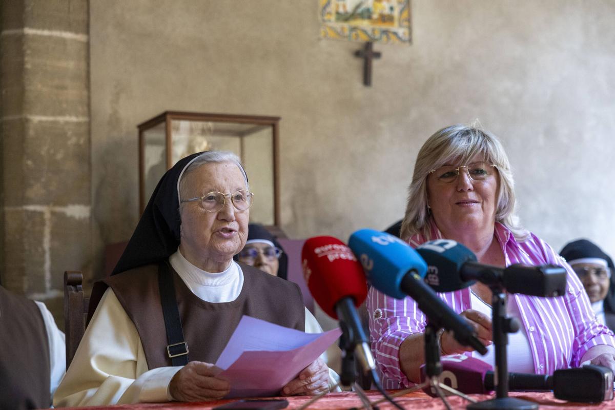 La religiosa Sor Ángeles Sanz, junto a la abogada Pilar Rosselló