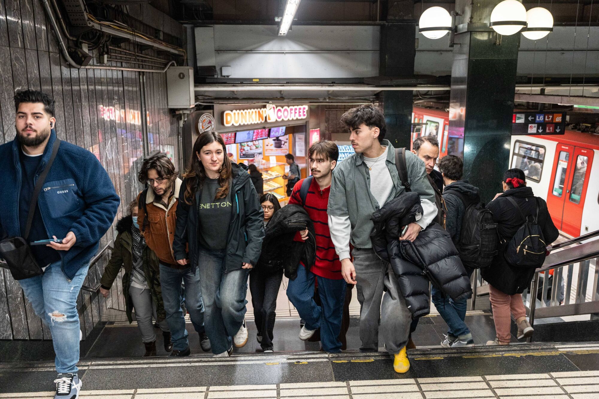 Estudiantes de la UAB que viven en el Baix Llobregat reclaman una línea de bus semidirecta para no perder 4 horas de trayecto como les ocurre ahora