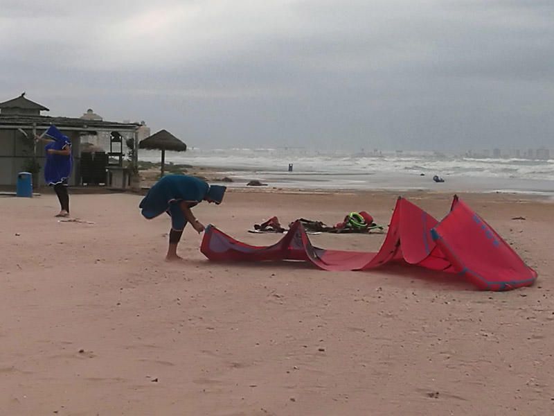 Olas de 2,5 metros invaden la playa de la Malvarrosa