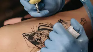 Cuidado con tatuarte a color en España