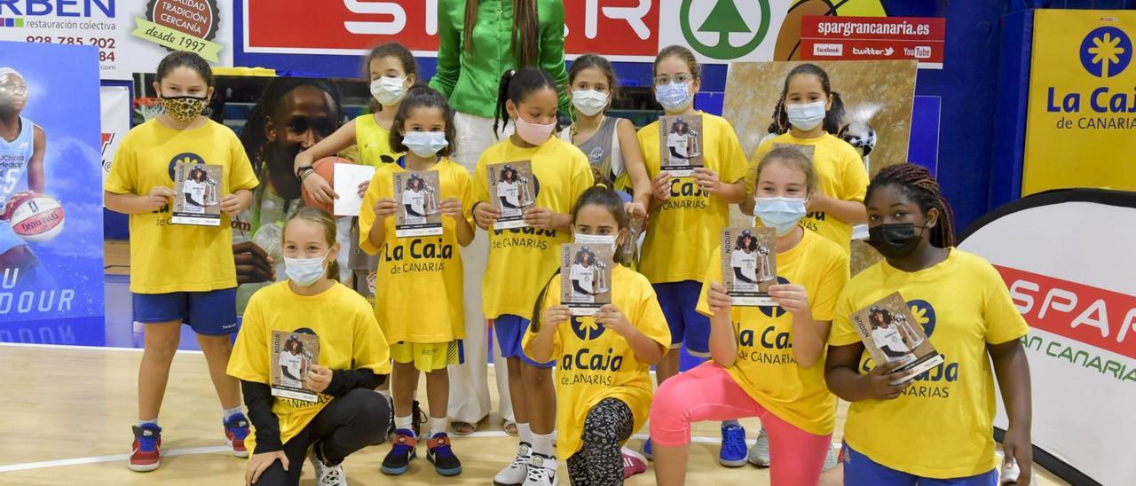 Algunas de las jugadoras más jóvenes de la familia del SPAR Gran Canaria, ayer, junto a Astou Ndour, durante su homenaje. | | JUAN CASTRO