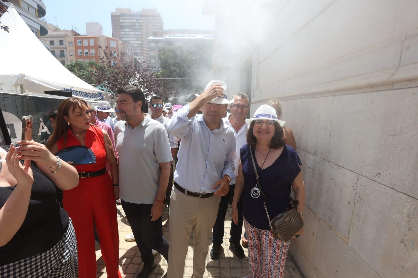 Carlos Mazón visita el racó de INFORMACIÓN TV en las Hogueras de Alicante 2025