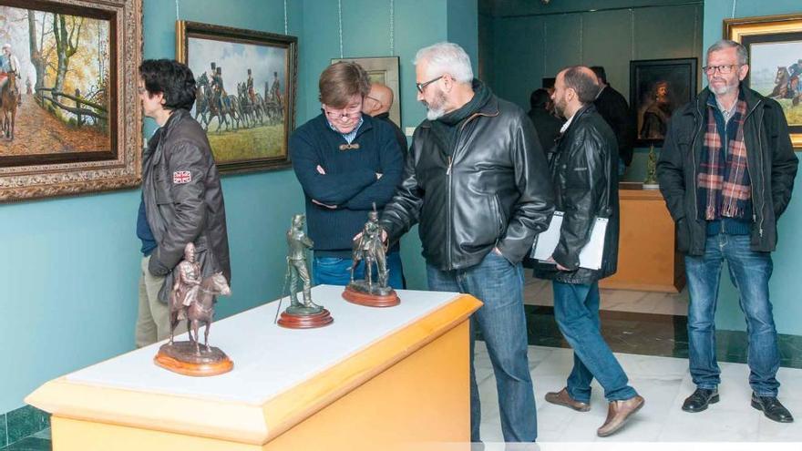 El presidente Carlos Aracil junto a Ignacio Trelis y otros directivos de la Asociación durante la inauguración de la muestra