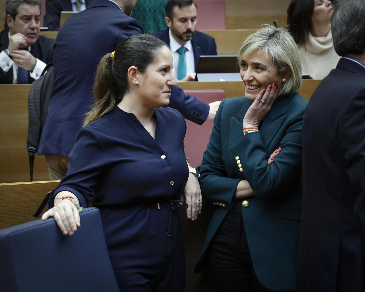 La consellera de Vox, Elisa Núñez, conversa con la síndica del mismo partido, Ana Vega, en las Corts