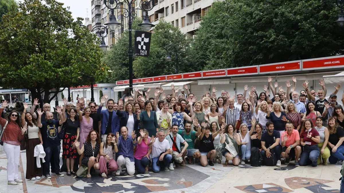 La Feria del Libro de Gijón ventila su décima edición con éxito de afluencia y ventas.