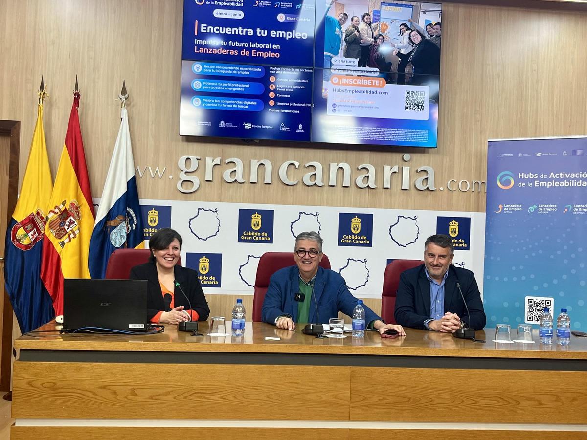 El consejero de Empleo y Desarrollo Local, Juan Díaz, durante la presentación de las lanzaderas de empleo.
