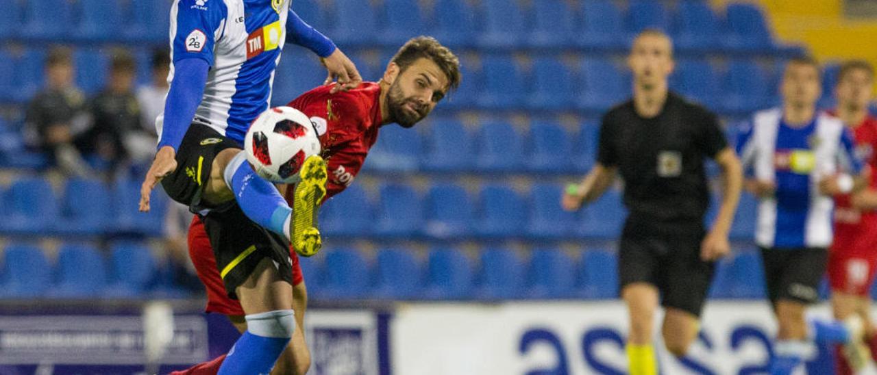 El ariete Benja Martínez controla el balón en el último partido en el Rico Pérez frente al Olot.