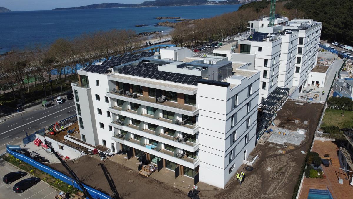 Vista aérea del hotel en la que se pueden ver los paneles solares