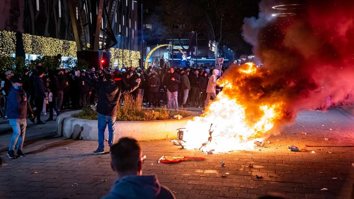 Disturbios en Rotterdam tras las protestas contra las medidas del Gobierno neerlandés para frenar el avance de la pandemia.