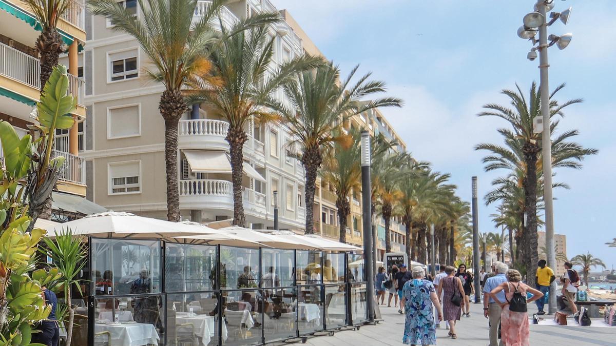 Foto: Terraza con instalaciones fijas /Vídeo: paseo marítimo de Torrevieja en invierno: terrazas ocupadas y turistas tomando el sol