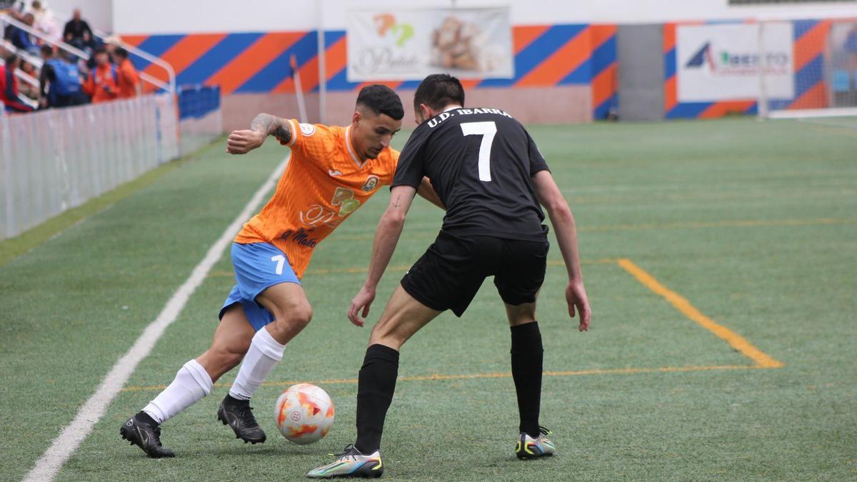 Raúl Sosa se intenta ir de su par en el partido ante el Ibarra