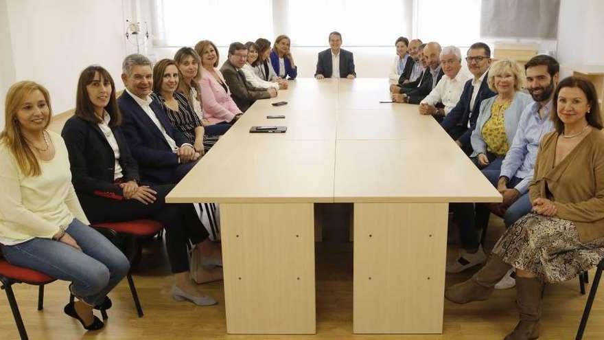 Reunión del futuro gobierno local de Vigo, presidida por el alcalde, Abel Caballero (centro), ayer en la sede del PSOE. // Alba Villar