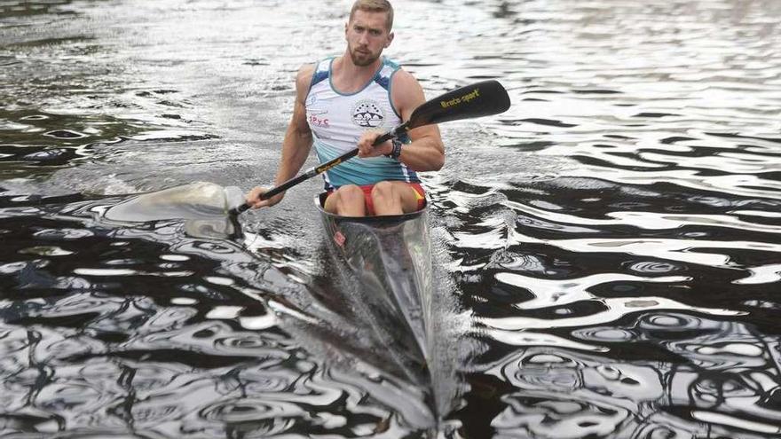 El palista coruñés Carlos Arévalo, con su piragua en un entrenamiento en Betanzos.