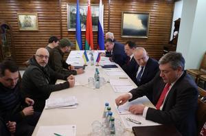 Los negociadores de Ucrania y Rusia acuerdan establecer corredores humanitarios para la evacuación de civiles
