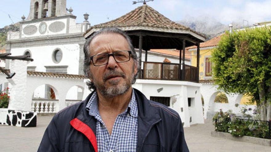 El cronista Pedro Rodríguez, en la plaza de la Vega de San Mateo. | luis del rosario