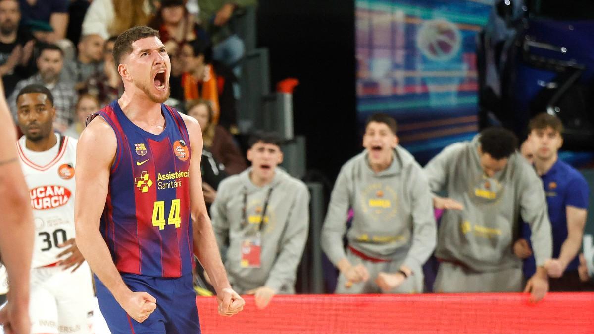 Joel Parra celebra una canasta ante UCAM Murcia