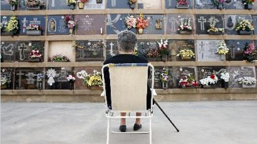 El cementerio se llena de familiares que honran a sus seres queridos.