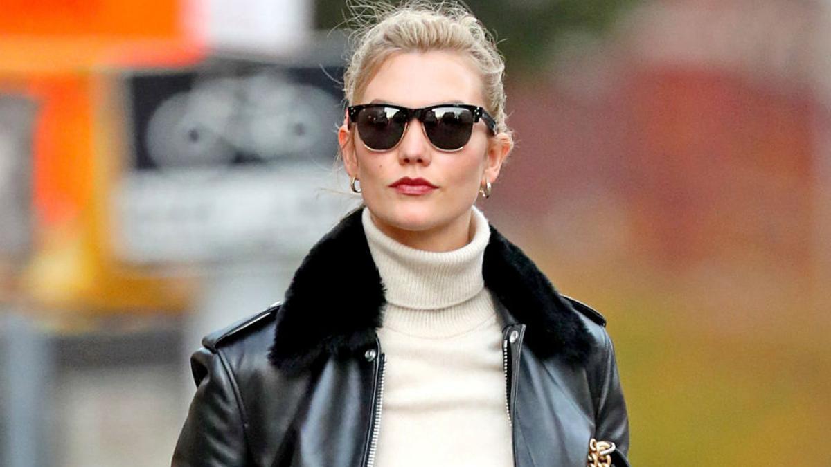 La top Karlie Kloss ha combinado a chaqueta de aviador negra con un jersey de cuello vuelto en color crema