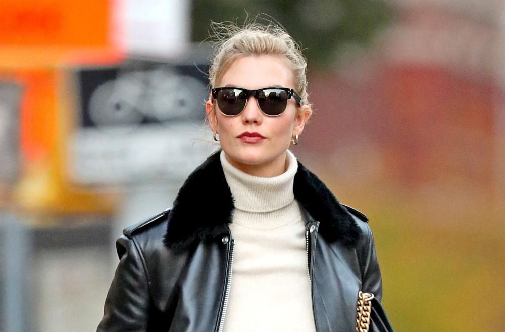 La top Karlie Kloss ha combinado a chaqueta de aviador negra con un jersey de cuello vuelto en color crema