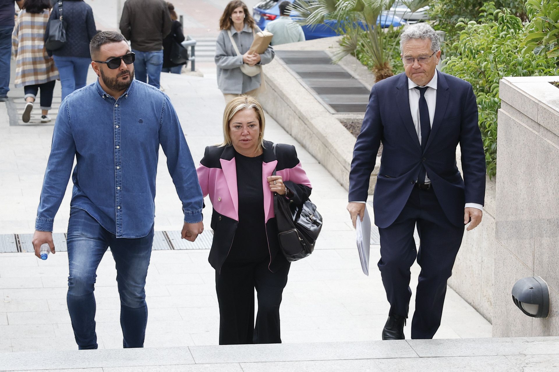 Belén Esteban junto a su marido, Miguel, llegando a la Audiencia Provincial por su juicio contra Toño Sanchís