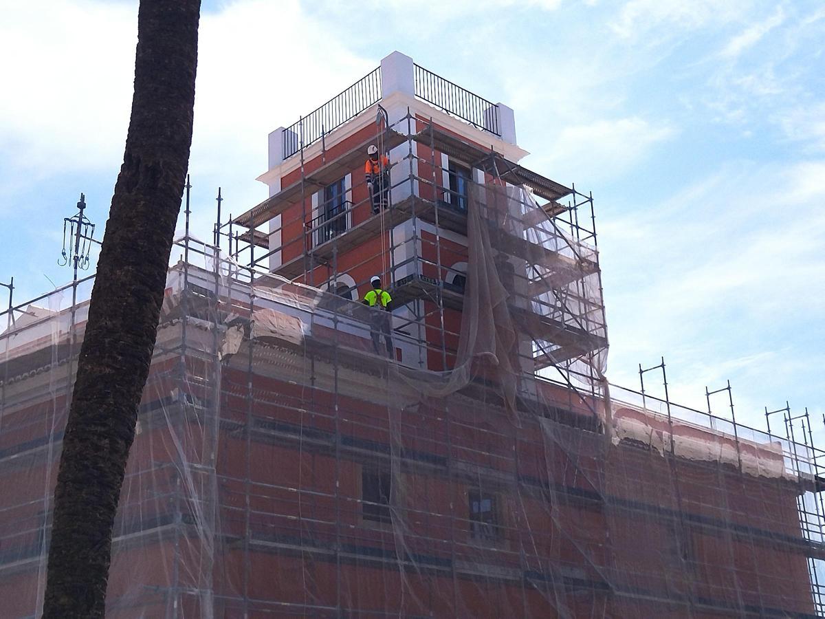 El exterior del histórico palacete se ha restaurado y sus llamativos colores han recuperado el brillo