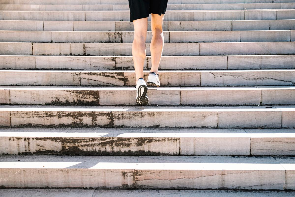 Una persona sube unas escaleras.