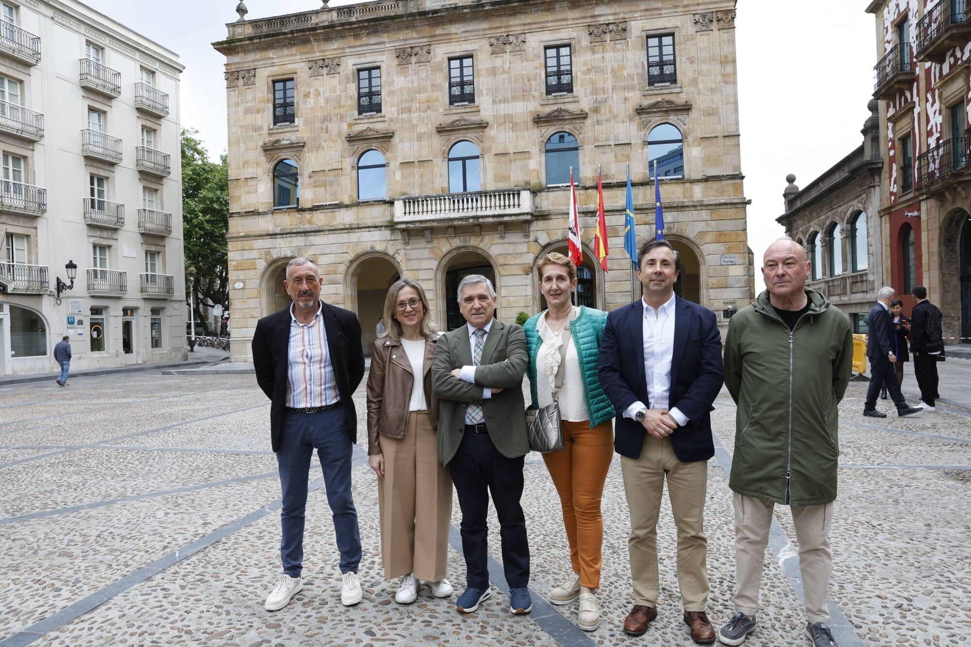 EN IMÁGENES: Gijón honra a sus vecinos ejemplares, ahora sí, tras la interrupción provocada por el apagón
