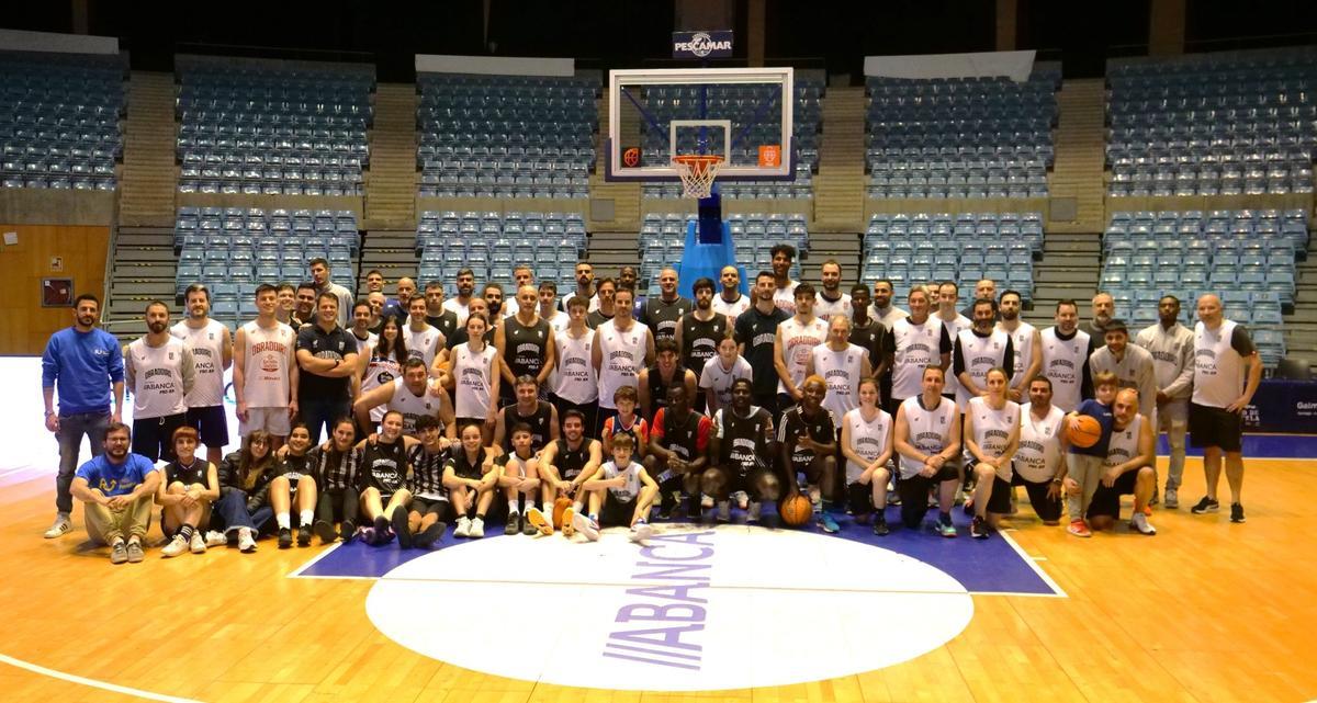 Foto de familia de los participantes del torneo ProAm con los jugadores y staff del Obradoiro.