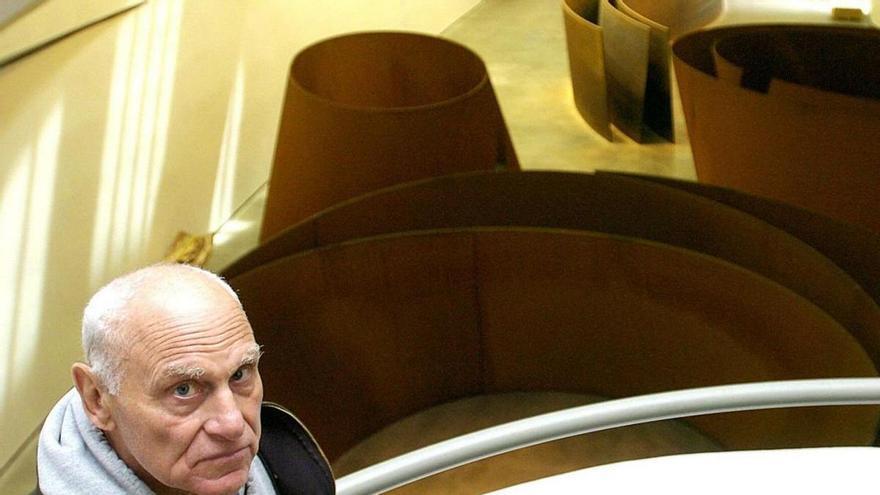 Richard Serra, en el Museo Guggenheim de Bilbao, supervisando la instalación de su monumental «La materia del tiempo».