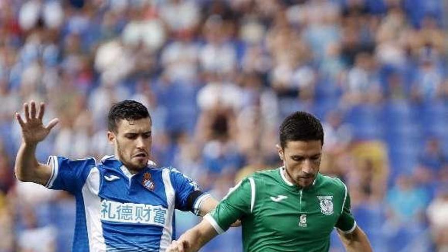 Aarón, del Espanyol, presiona a Omar Ramos, con el Leganés.